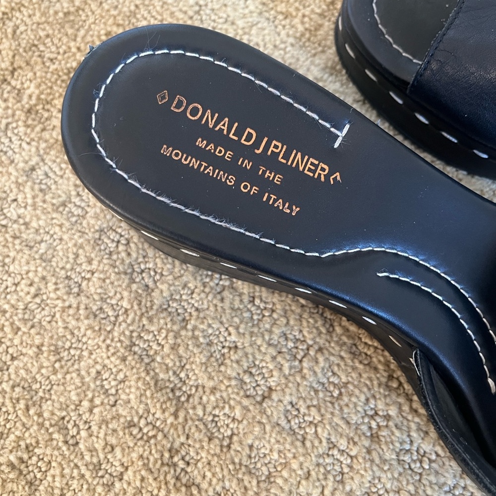 Donald J. Pliner Black Leather Wedge Thong Sandals - Picture 2 of 12